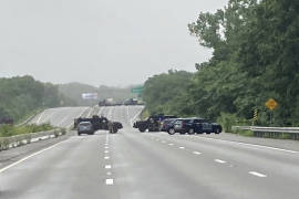 Detienen a 11 hombres armados en carretera de Massachusetts