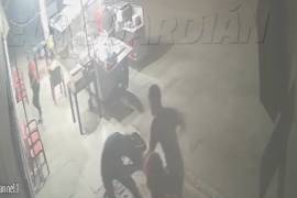 El joven fue atacado por dos agresores en la esquina de Galicia y La Rioja, donde lo golpearon hasta someterlo y quitarle sus pertenencias.