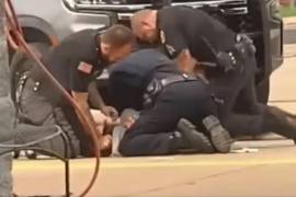 En un video que se ha viralizado se puede ver cómo los oficiales golpean de manera salvaje a un hombre que se encuentra en el piso.