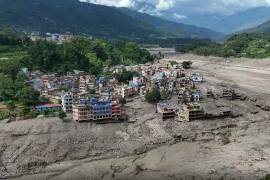 Según informes de los medios locales, la poderosa corriente de agua y escombros arrasó casas, carreteras y negocios en Nepal, mientras que las autoridades tibetanas dijeron temer “un gran número de víctimas” a raíz de la calamidad.