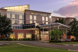 Hyatt Hotels Corporation enfrentará una transición en su liderazgo tras la salida inmediata de Thomas Pritzker de la presidencia del consejo y la dirección ejecutiva.