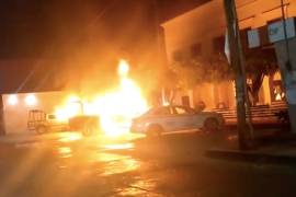 Convoy incendia dos patrullas de la policía en Frontera Comalapa, Chiapas