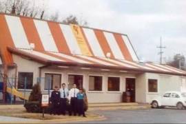 El restaurante de hamburguesas era reconocido por sus condimentos, como el spicy ketchup y la mostaza original.