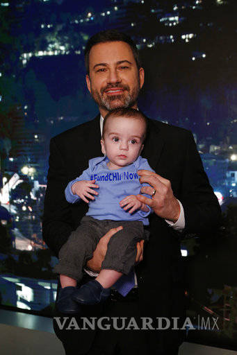 $!Con su hijo en brazos Jimmy Kimmel pide seguro para niños