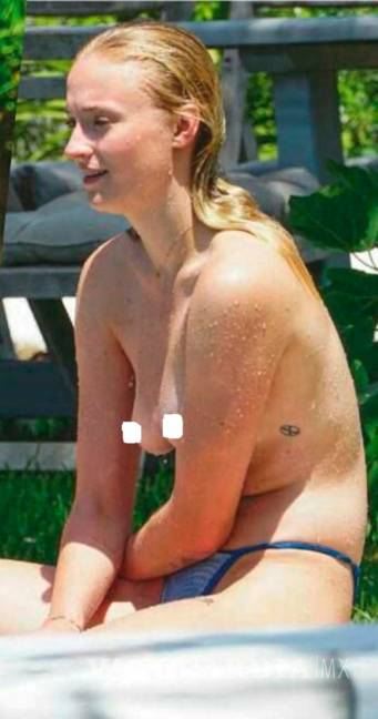 $!Sophie Turner es captada en ‘topless’ en Ibiza