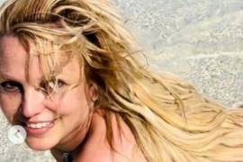 Britney Spears acelera el pulso con su última serie de fotos desnuda en la playa.