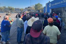 Extrabajadores mantienen bloqueados los accesos de AHMSA y han reiterado que no permitirán la salida de maquinaria mientras no se cubran los finiquitos pendientes.