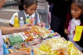 CDMX evaluará prohibir la venta de chatarra a niños tras prohibición en Oaxaca
