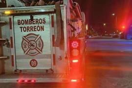 Autoridades acudieron al hotel del Centro de Torreón después de que se reportara la muerte de un elemento del Ejército Mexicano.