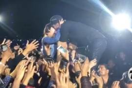 Así fue el apasionado beso que Enrique Iglesias le dio a una chica de Durango