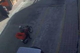 En el video se observa la moto con reporte de robo cruzar velozmente por Escobedo y General Cepeda.