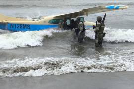 La aeronave, de color blanca con rayas azules con matrícula N 128 MS, fue ubicada en tierra a 16 kilómetros al Suroeste de San Francisco Ixhuatán, Oaxaca