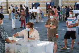 Miles de personas aún están en las filas de votación pese al cierre de las urnas, en que se realizaron las elecciones de primera vuelta para presidente