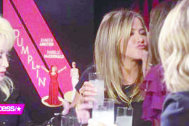 Jennifer Aniston y Sandra Bullock sorprenden con beso