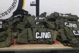 Los tres hombres, junto con la droga, las armas y los vehículos, quedaron a disposición del Ministerio Público.