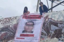 A casi un año de la muerte del actor, su familia exige justicia colocando pancartas en las calles