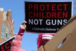 Durante una protesta contra las armas, marchantes reiteran: “Protejan a los niños, no a las armas”.