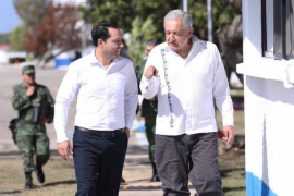Obrador estuvo acompañado del gobernador del estado, de extracción panista, Mauricio Vila