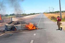 Dos vehículos fueron localizados en llamas en la vía de Jerez, Zacatecas.