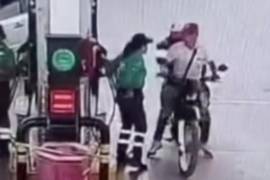 La empleada de una gasolinera ubicada en el Estado de México frustró un asalto en el cual se vio envuelta, al rociar con combustible a los presuntos delincuentes.