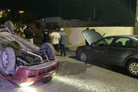 El Chevrolet Chevy Pop terminó con las cuatro llantas hacia arriba tras impactarse contra un automóvil estacionado en la colonia Santa Anita.