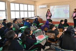 Psicólogos del DIF Acuña brindaron orientación a jóvenes para fomentar su bienestar emocional y académico.