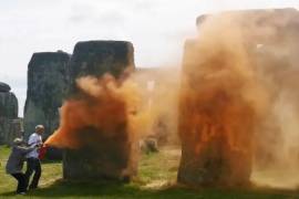En un video publicado por el grupo ambientalista Just Stop Oil, se ve a dos manifestantes corriendo hacia dos de los megalitos de Stonehenge y rociando pintura mientras otra persona intentaba detenerlos.
