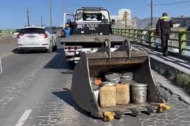 Pesado cucharón de excavadora cae en pleno Periférico de Saltillo y causa caos vial