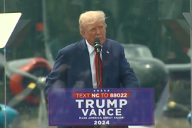 El candidato presidencial Donald Trump realizó primer mitin al aire libre con cristal antibala, en Carolina del Norte, tras intento de magnicidio el pasado 13 de julio en Pennsylvania.