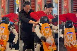 Personal del restaurante tuvo que intervenir para controlar a este robot humanoide.