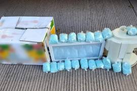 Interceptaron paquetes con 20 mil pastillas de aparente fentanilo ocultas en una lámpara led y un extractor de jugos en Sinaloa.