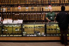 Cadena Dick’s suspende venta de fusiles y cargadores a menores de 21 años
