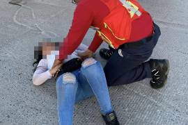Paramédicos de bomberos brindan atención a la joven tras el accidente en Ramos Arizpe.