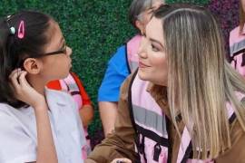 Autoridades municipales, docentes y padres de familia acompañaron la entrega de anteojos a estudiantes de primaria.