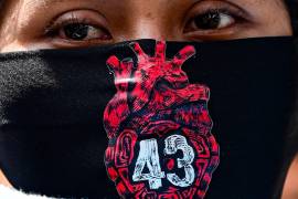 Familiares de los 43 estudiantes de la Escuela Normal Rural “Raúl Isidro Burgos” de Ayotzinapa y estudiantes normalistas reiteraron su demanda de verdad, justicia y esclarecimiento del caso.