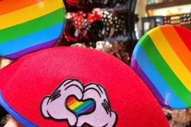 Lanza a la venta Disneyland nuevos gorros para celebrar orgullo LGBT