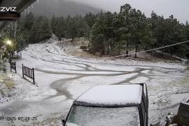 La Sierra de Arteaga se cubre de nieve, atrayendo a turistas, pero las autoridades piden precaución.