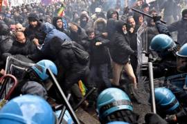 Reprimen protesta en Florencia con gas lacrimógeno