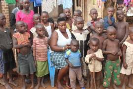 Mariam Nabatanzi, una mamá ugandesa de múltiples cuatrillizos lucha por mantener a sus 38 hijos