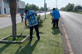 El bulevar Múzquiz-Palaú fue intervenido con trabajos de mantenimiento en el camellón central y los costados para ofrecer mayor visibilidad a los automovilistas.