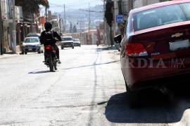 Un vehículo estacionado sobre la banqueta en una colonia de Saltillo, obstaculizando el paso de peatones, quienes denuncian que la autoridad no sanciona estas infracciones.