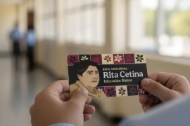 Las familias beneficiarias de la Beca Rita Cetina y de la Beca Benito Juárez de Educación Básica pueden utilizar la tarjeta del Banco del Bienestar como una tarjeta de débito durante las vacaciones de verano.