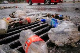 Trapos, concreto, botellas y hasta carriolas tapan red de drenaje: Aguas de Saltillo