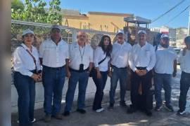 Jubilados y pensionados de la CFE se manifestaron en el cruce de las avenidas Juárez y Cuauhtémoc, donde reiteraron que continuarán con acciones legales y protestas mientras no se revierta el recorte a sus pensiones.