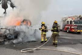 Elementos del Cuerpo de Bomberos acudieron al lugar para realizar las maniobras necesarias y sofocar las llamas que consumían la unidad.