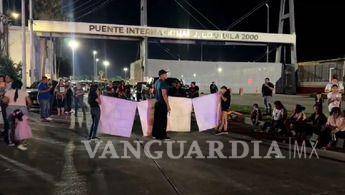 $!Entre lágrimas y consignas, bloquean puente internacional por niña separada de su madre