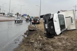 La unidad quedó recostada sobre su costado izquierdo tras el fuerte impacto.