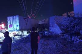 El tractocamión que transportaba partes de asientos para vehículos perdió el control tras reventarse una llanta delantera en el libramiento Óscar Flores Tapia.