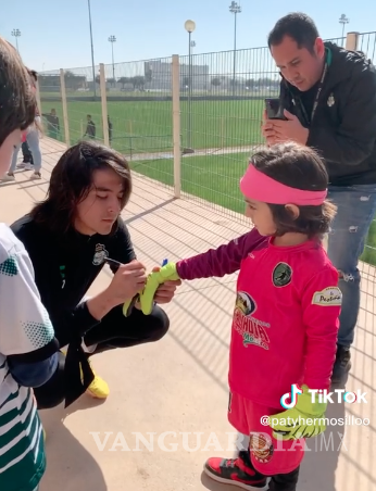 $!El guardameta le autografió la playera, guantes y banda.