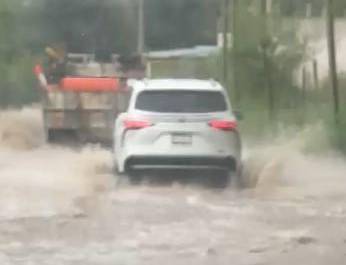 Las precipitaciones dejaron calles inundadas y complicaron la movilidad en distintos sectores de Saltillo.